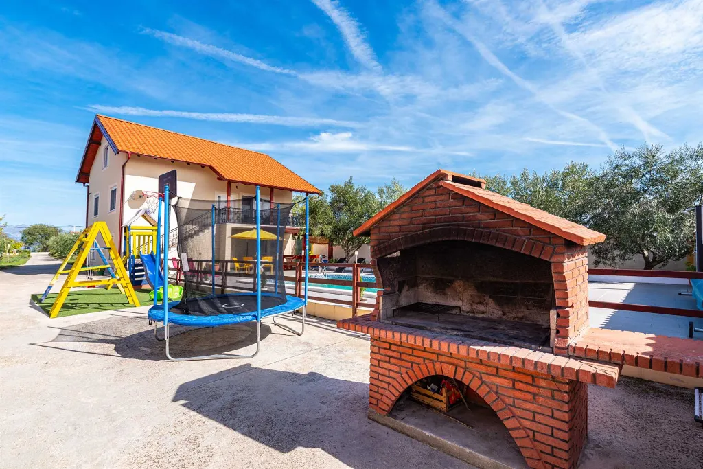 Holiday House in Suhovare for Up to 14 Guests