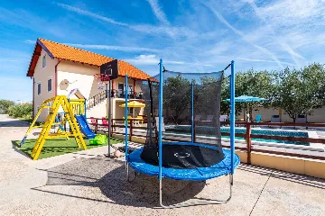 Holiday House in Suhovare for Up to 14 Guests