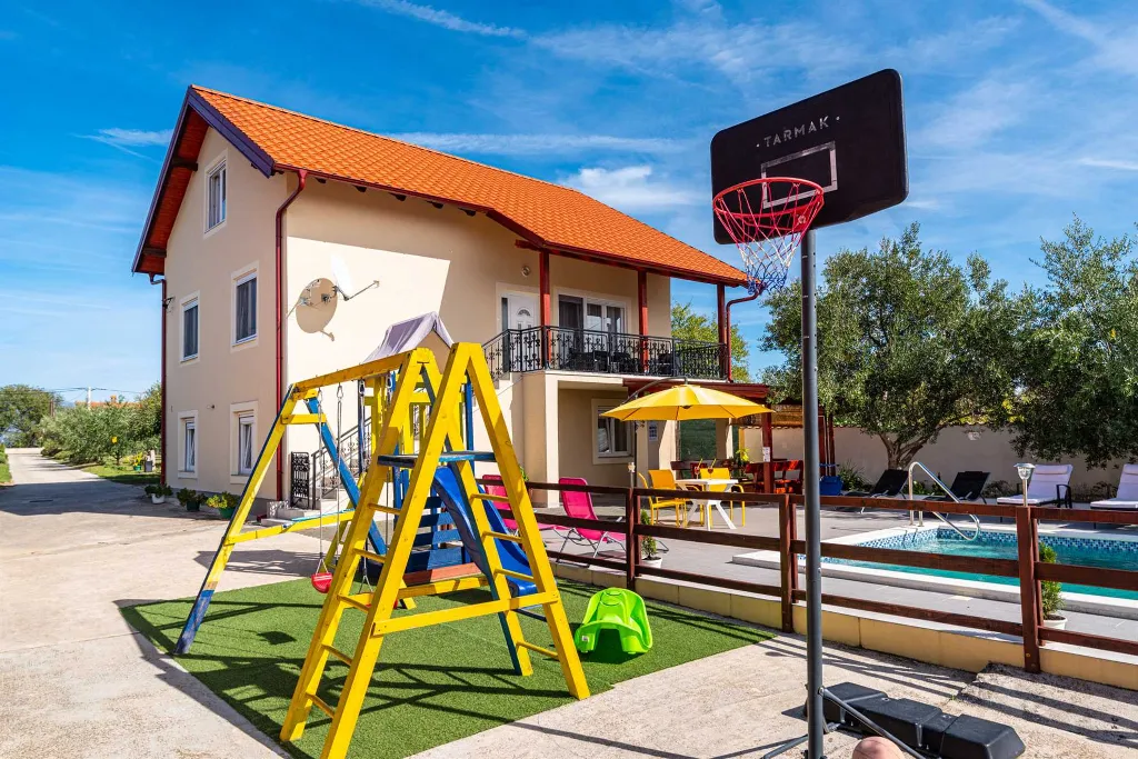 Holiday House in Suhovare for Up to 14 Guests