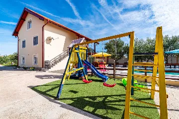 Holiday House in Suhovare for Up to 14 Guests