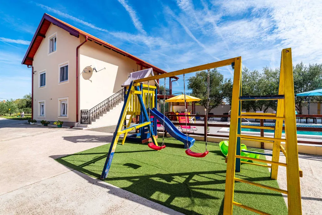 Holiday House in Suhovare for Up to 14 Guests