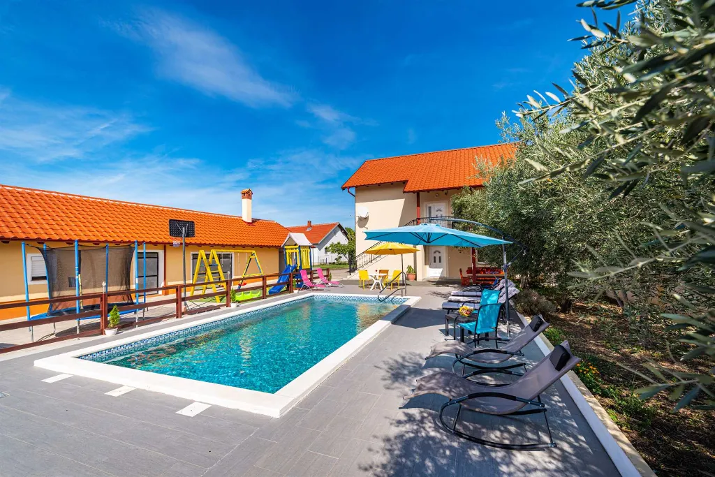 Holiday House in Suhovare for Up to 14 Guests