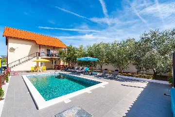 Holiday House in Suhovare for Up to 14 Guests