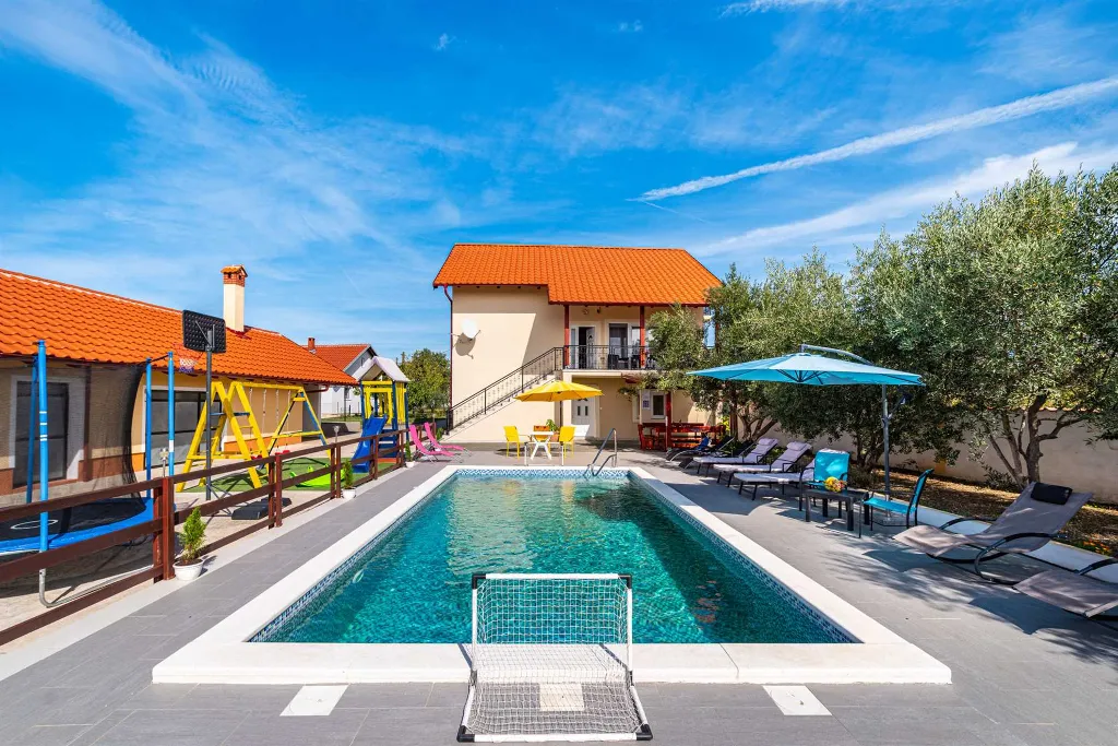 Holiday House in Suhovare for Up to 14 Guests
