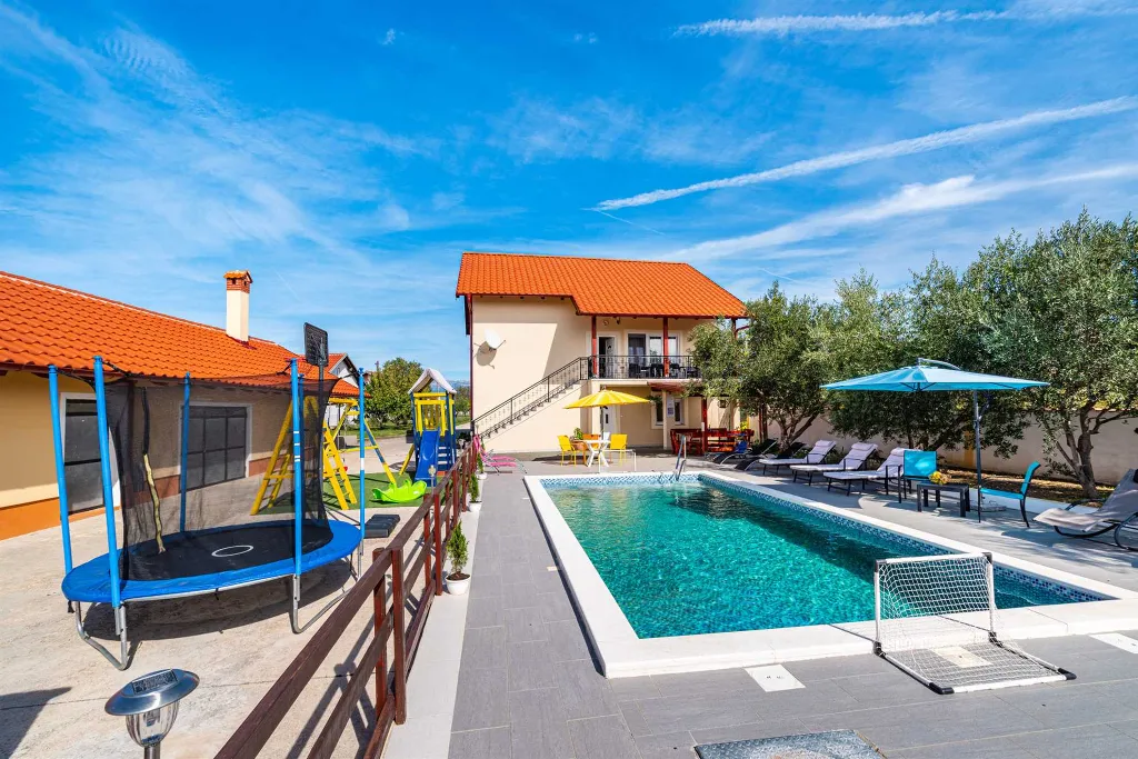 Holiday House in Suhovare for Up to 14 Guests
