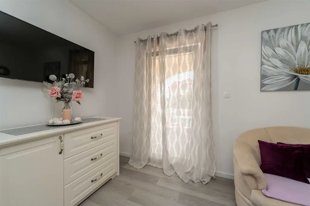Novalja 2-Bedroom Apartment with Parking