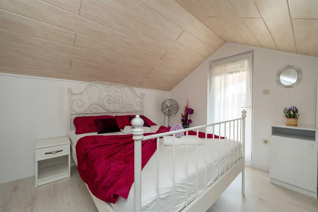Novalja 2-Bedroom Apartment with Parking