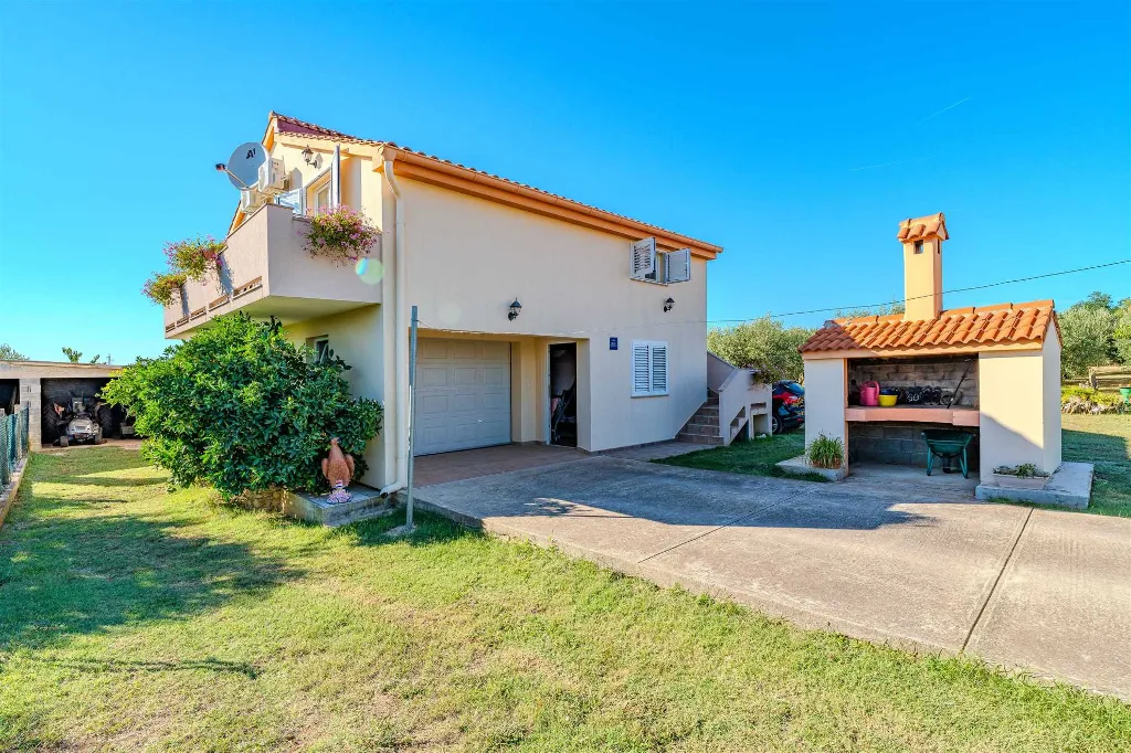 1-Bedroom Apartment in Nin with Balcony