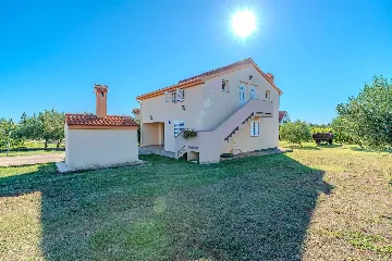 1-Bedroom Apartment in Nin with Balcony