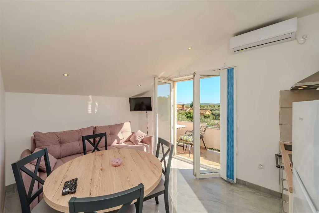 1-Bedroom Apartment in Nin with Balcony