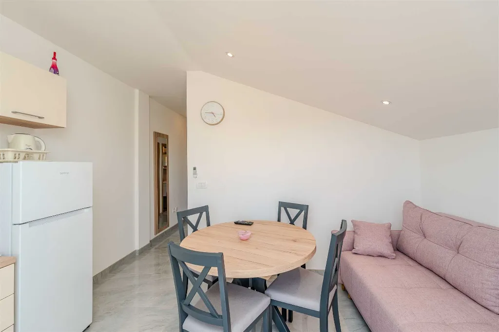 1-Bedroom Apartment in Nin with Balcony