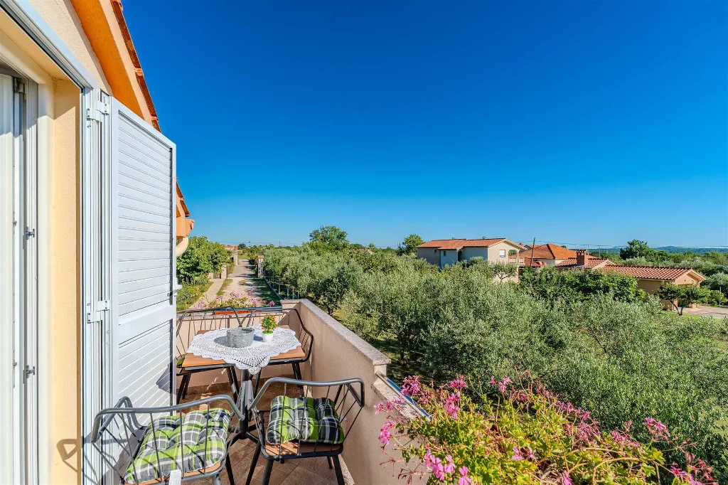 1-Bedroom Apartment in Nin with Balcony