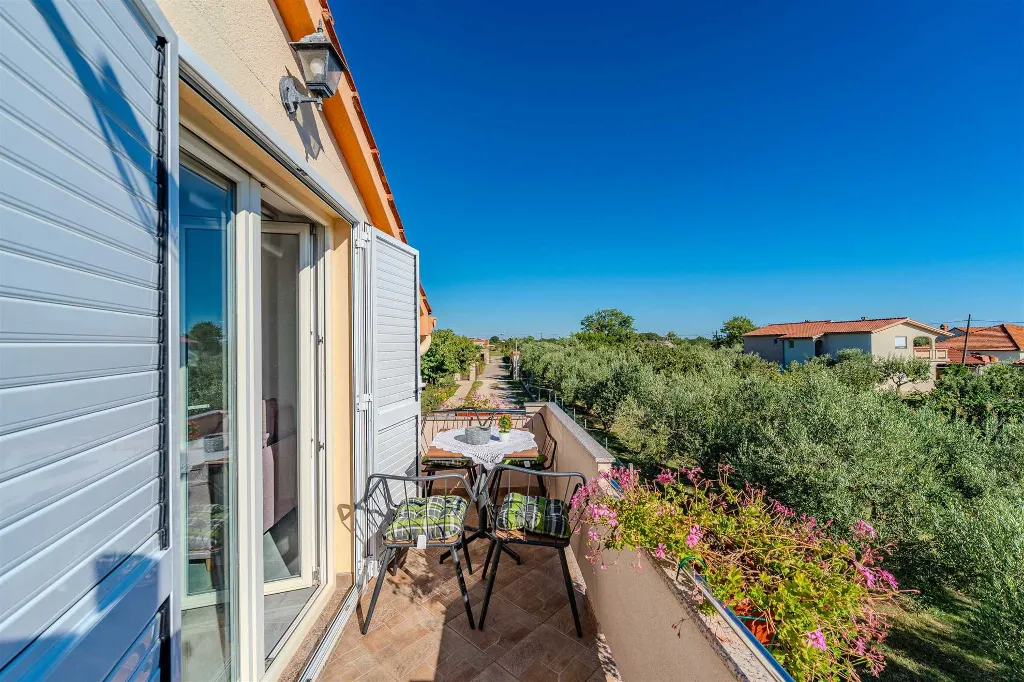 1-Bedroom Apartment in Nin with Balcony