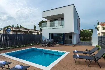 Villa in Pakoštane for 6–8 Guests with Heated Pool