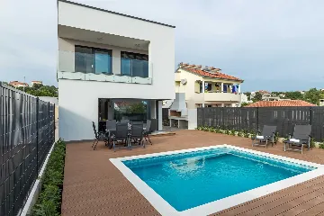 Villa in Pakoštane for 6–8 Guests with Heated Pool