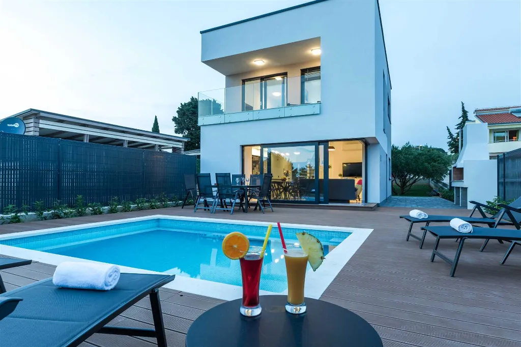 Villa in Pakoštane for 6–8 Guests with Heated Pool