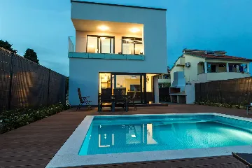 Villa in Pakoštane for 6–8 Guests with Heated Pool