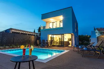 Villa in Pakoštane for 6–8 Guests with Heated Pool