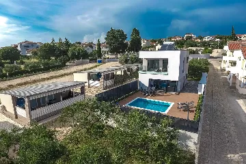 Villa in Pakoštane for 6–8 Guests with Heated Pool