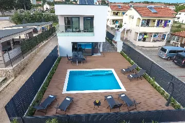 Villa in Pakoštane for 6–8 Guests with Heated Pool