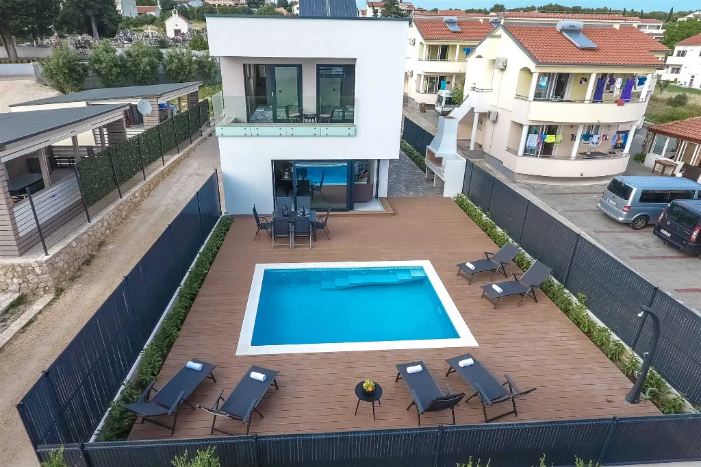 Villa in Pakoštane for 6–8 Guests with Heated Pool