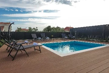 Villa in Pakoštane for 6–8 Guests with Heated Pool