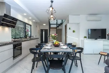 Villa in Pakoštane for 6–8 Guests with Heated Pool