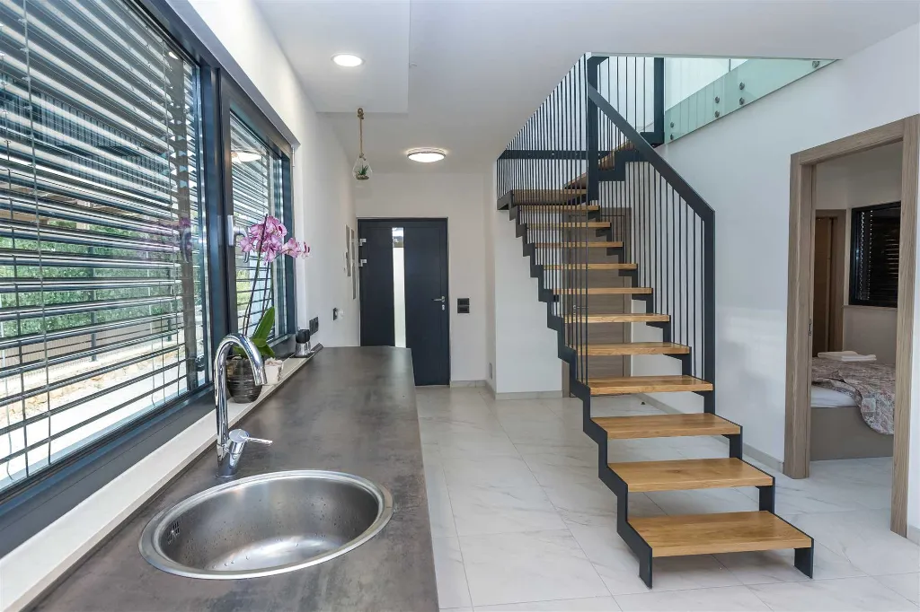 Villa in Pakoštane for 6–8 Guests with Heated Pool