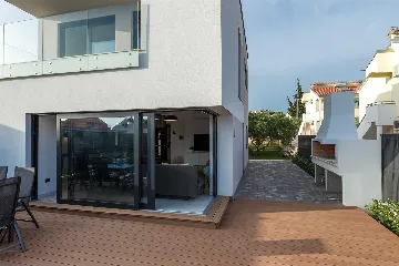 Villa in Pakoštane for 6–8 Guests with Heated Pool