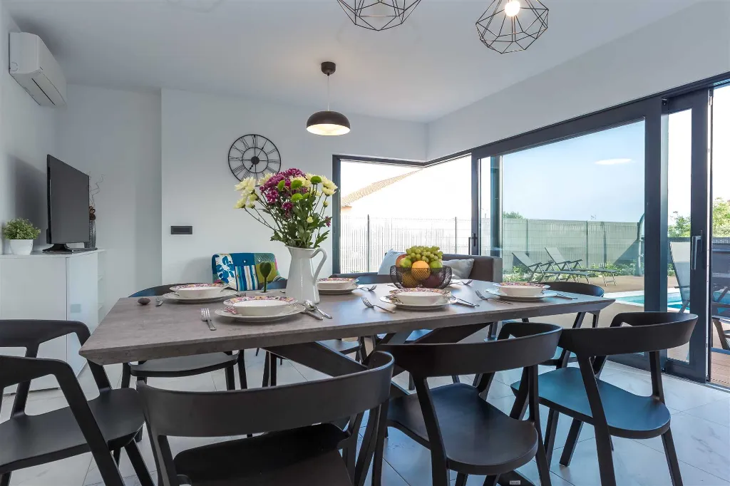Villa in Pakoštane for 6–8 Guests with Heated Pool