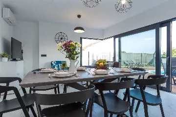 Villa in Pakoštane for 6–8 Guests with Heated Pool