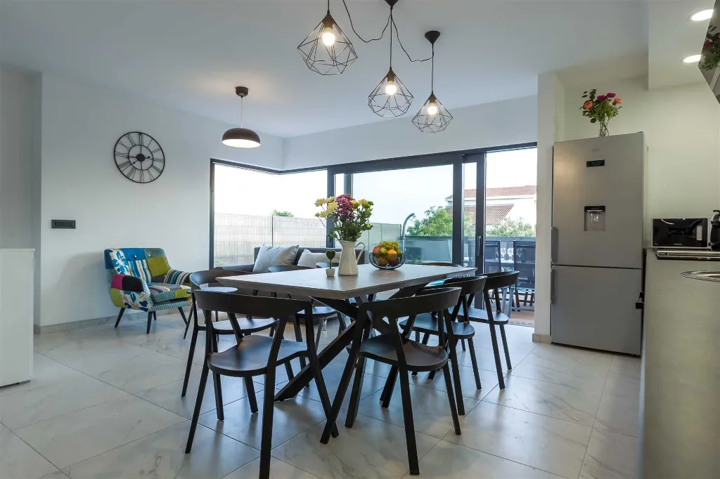 Villa in Pakoštane for 6–8 Guests with Heated Pool