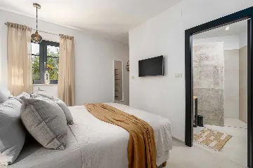 Drenje Holiday House with Sea-View Balconies