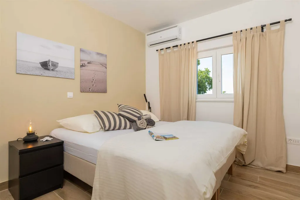 Holiday House with Private Pool and Sea Views, Viškovići