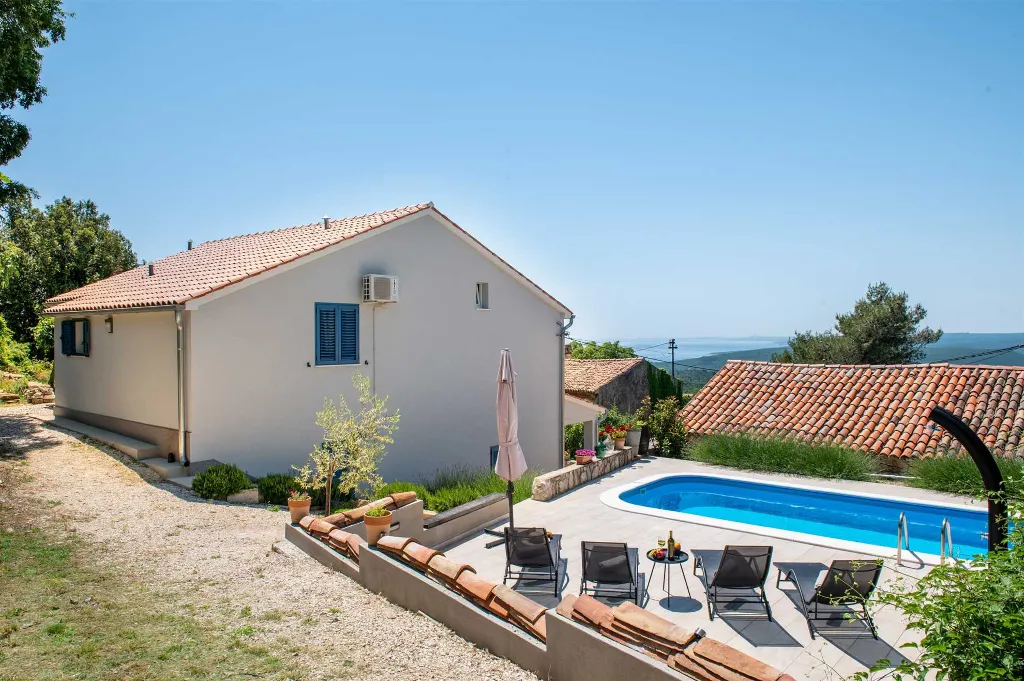 Holiday House with Private Pool and Sea Views, Viškovići