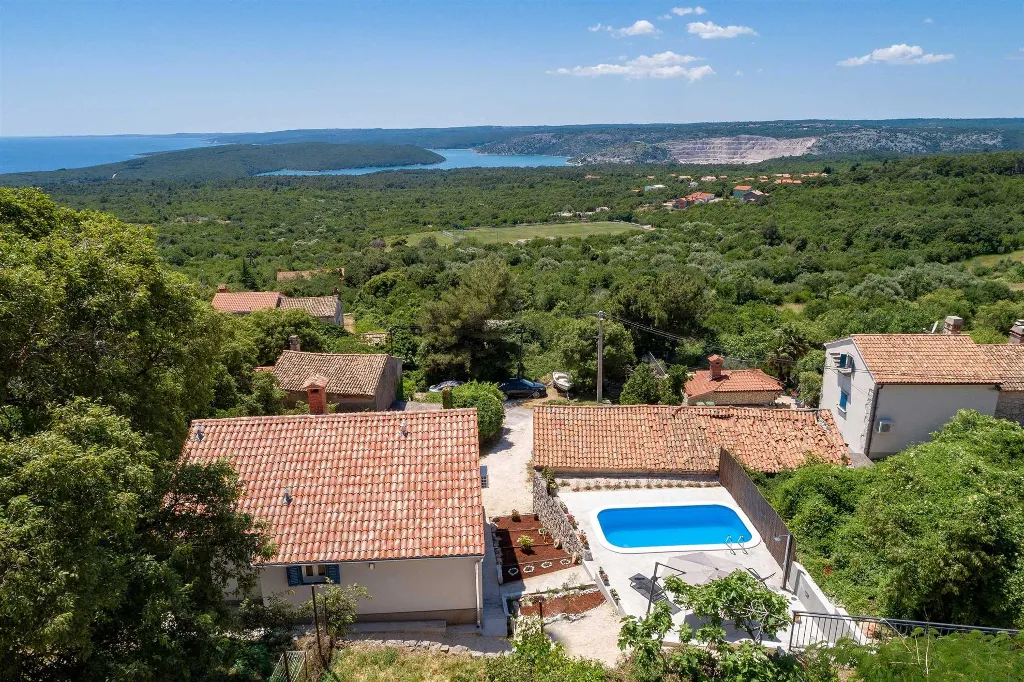 Holiday House with Private Pool and Sea Views, Viškovići