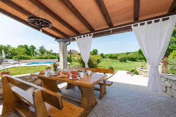 4-Bedroom Holiday House in Rogočana for Up to 8
