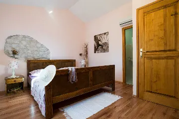 4-Bedroom Holiday House in Rogočana for Up to 8