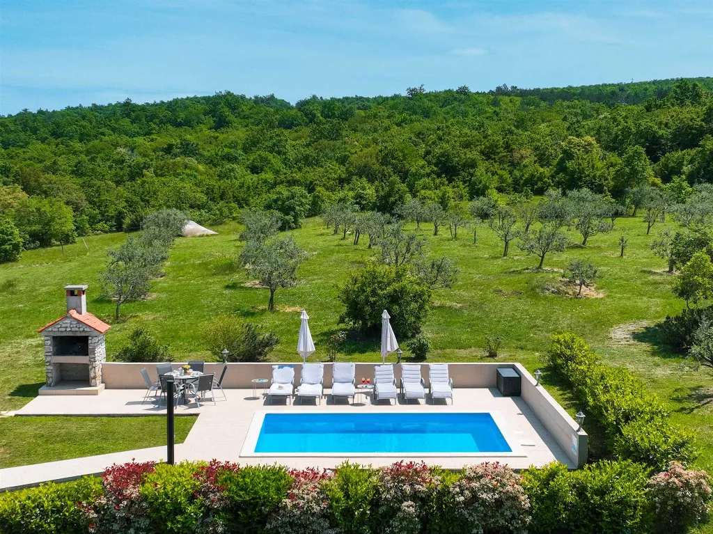 4-Bedroom Holiday House in Rogočana for Up to 8