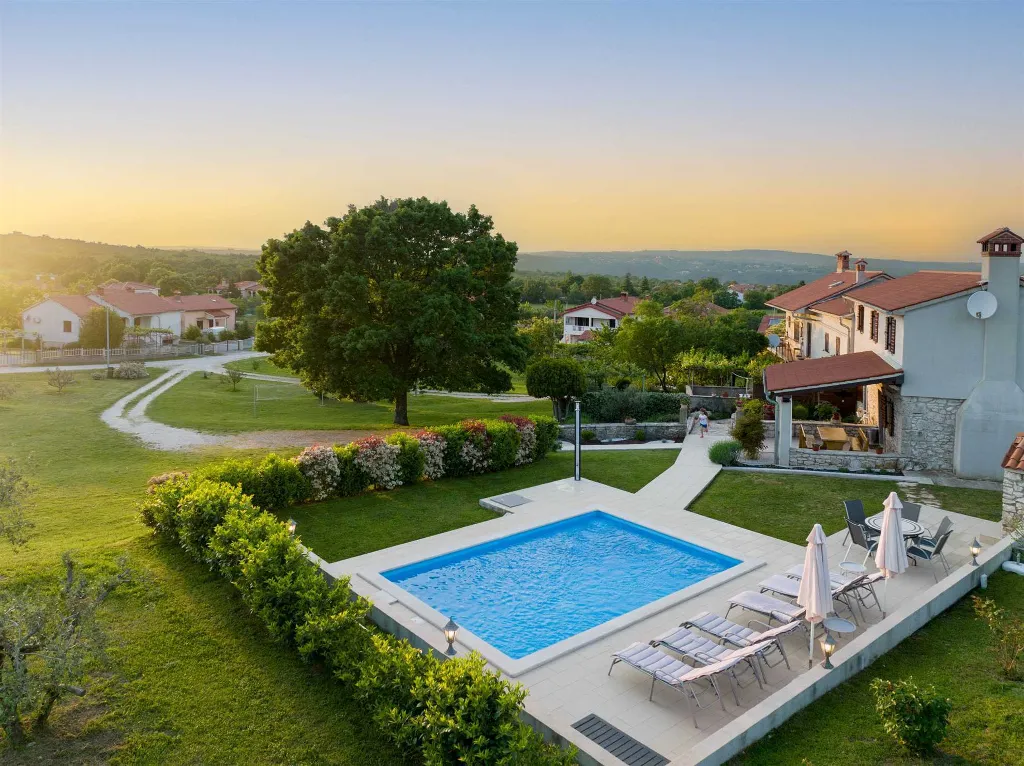4-Bedroom Holiday House in Rogočana for Up to 8