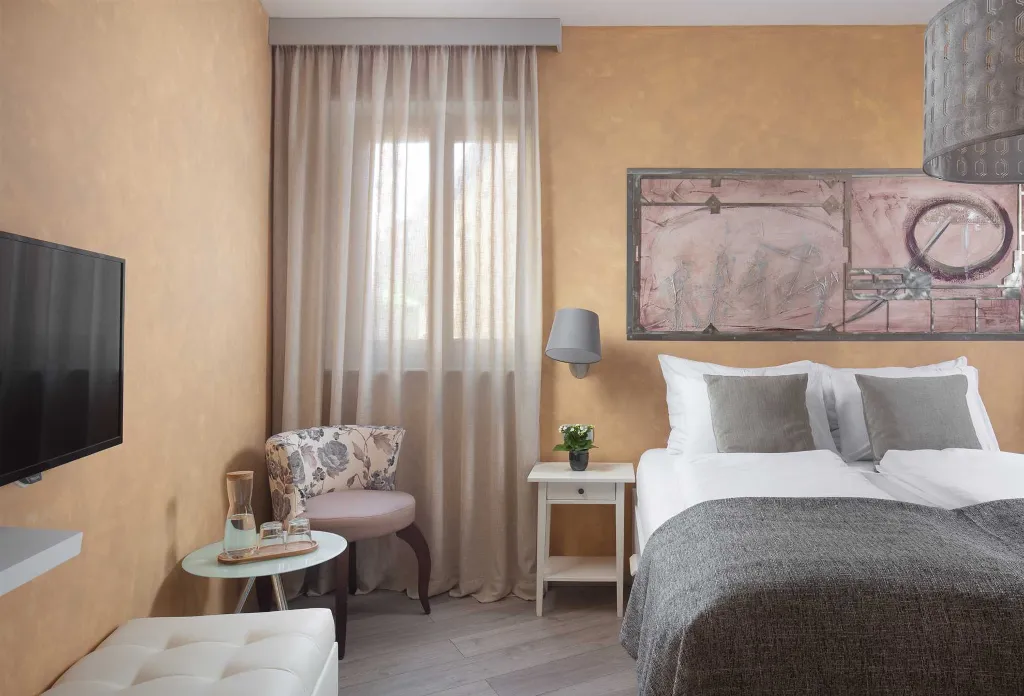 Queen Room in Historic Labin Town for 2 Guests