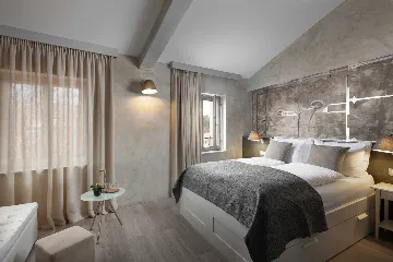 Queen Room with En-Suite Bath in Labin
