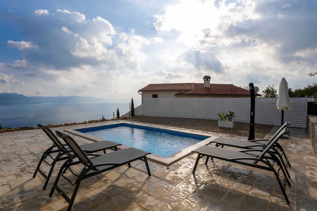Holiday House with Heated Saltwater Pool in Veli Kosi