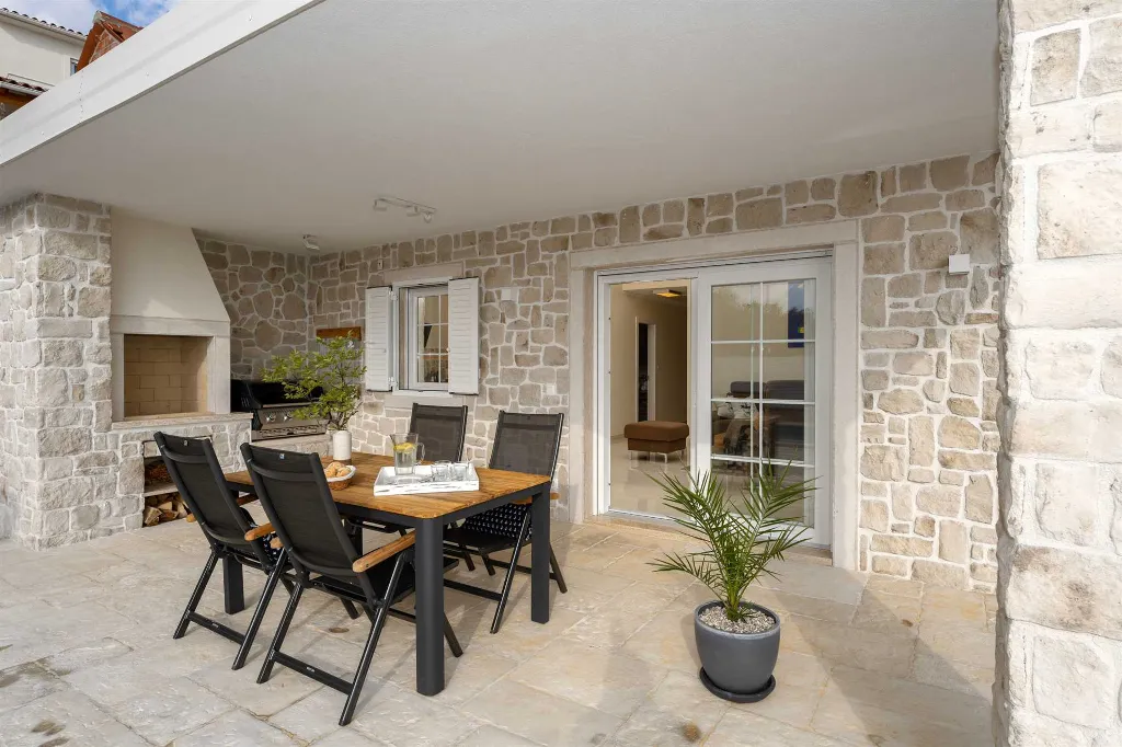 Holiday House with Heated Saltwater Pool in Veli Kosi