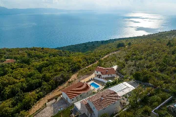 Holiday House with Heated Saltwater Pool in Veli Kosi