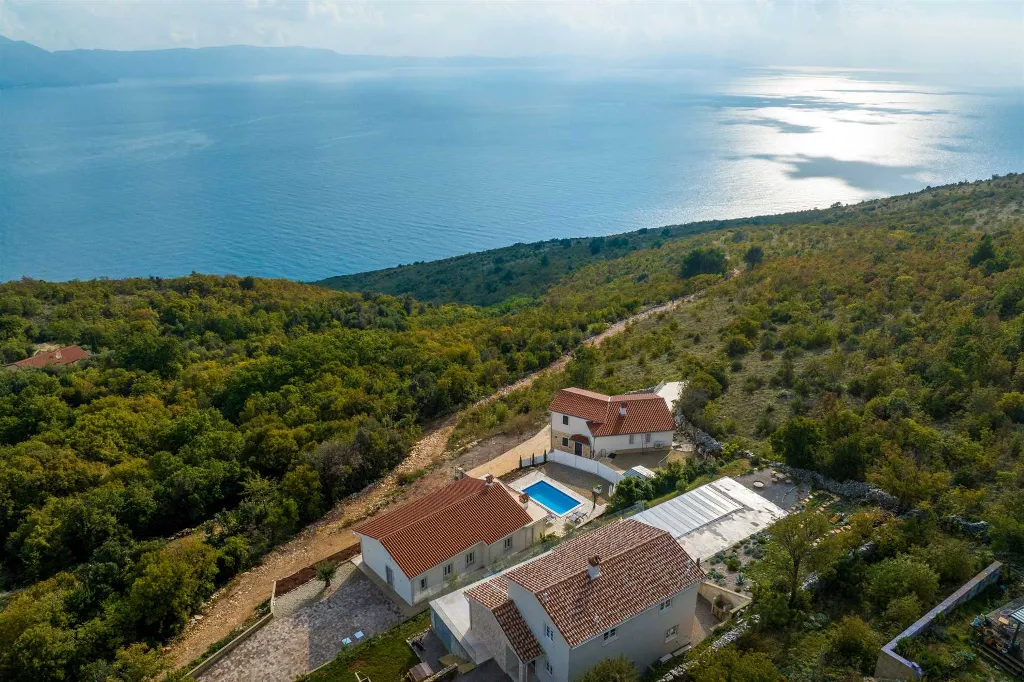 Holiday House with Heated Saltwater Pool in Veli Kosi