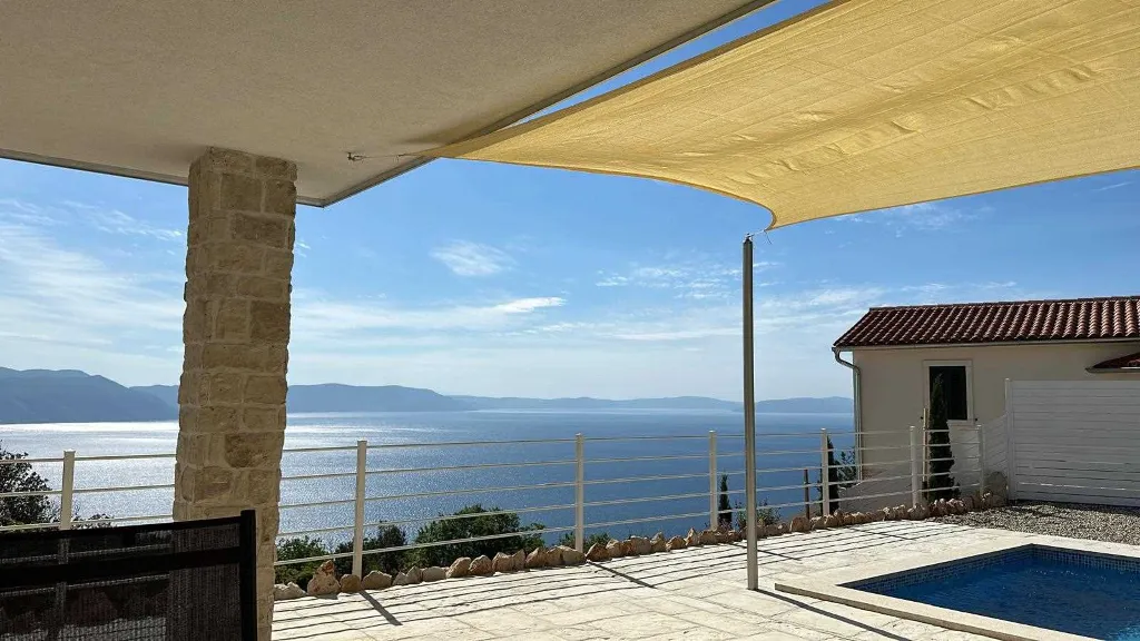 Holiday House with Heated Saltwater Pool in Veli Kosi