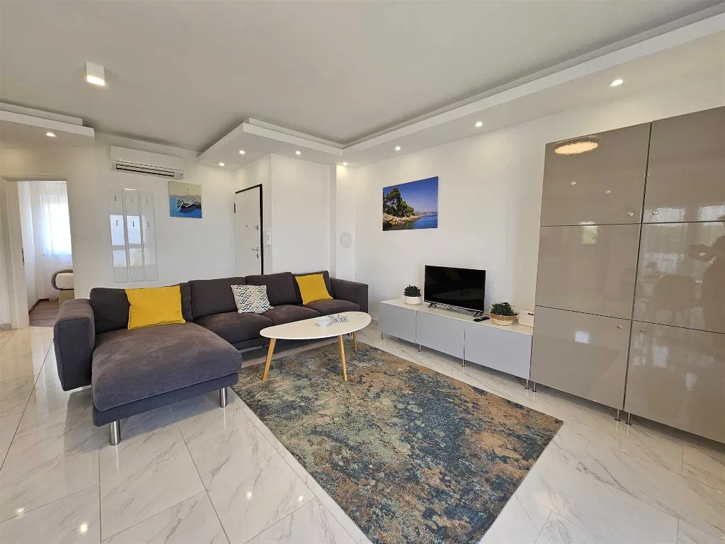 Malinska Apartment for 4 with Sea View Balcony