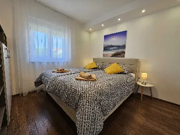 Malinska Apartment for 4 with Sea View Balcony