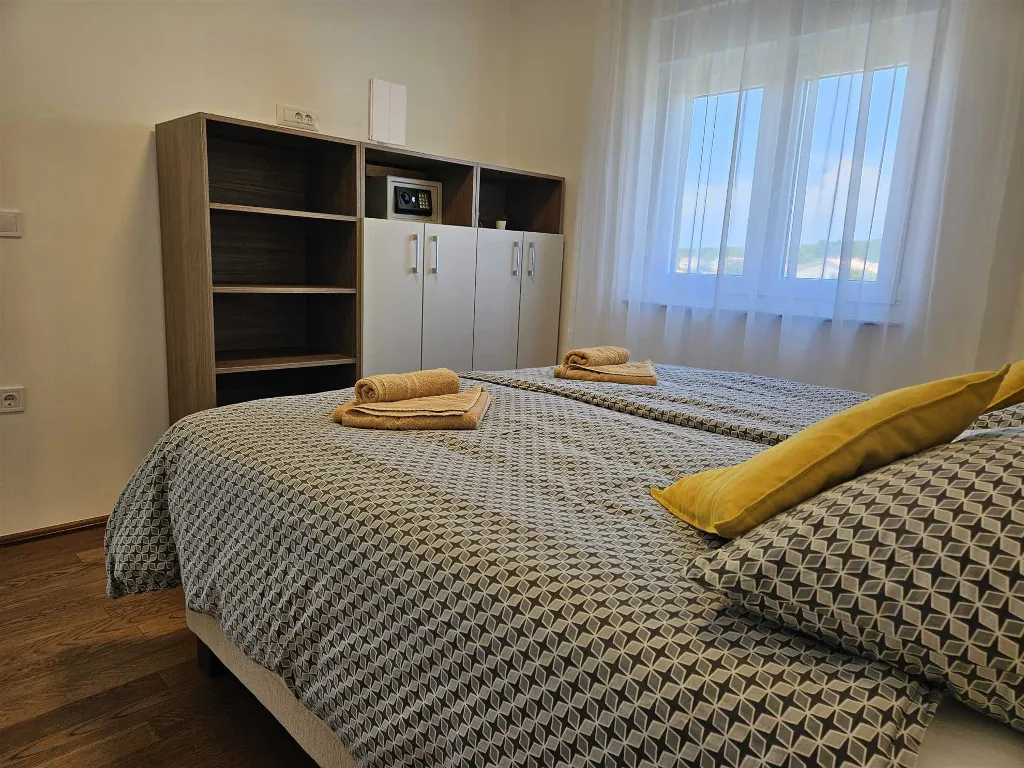 Malinska Apartment for 4 with Sea View Balcony
